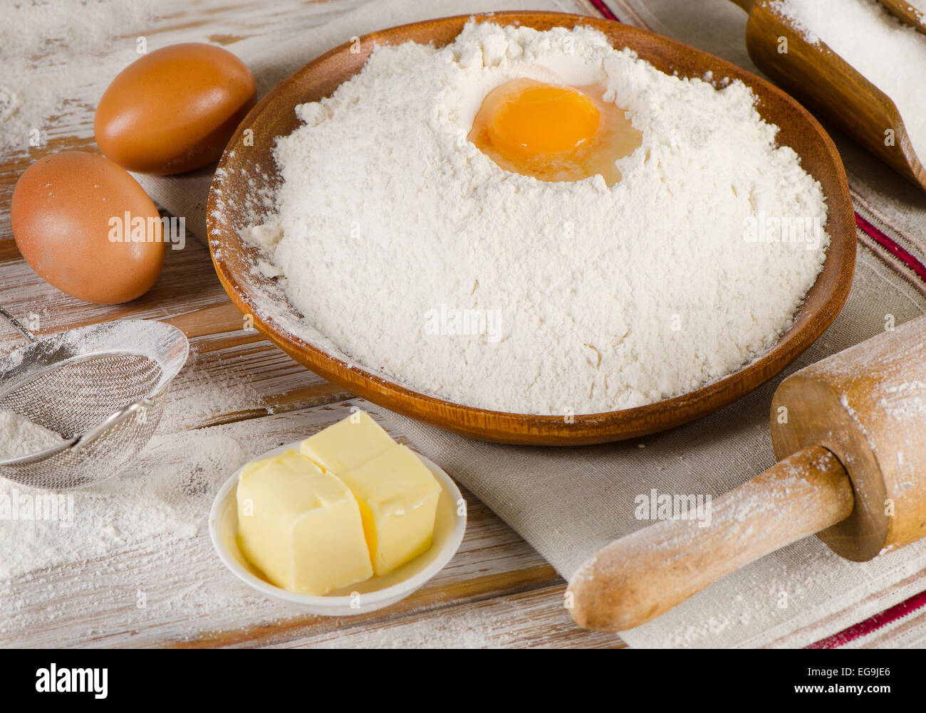 Ingrédients - œufs, farine, sucre et beurre sur table en bois blanc Photo  Stock - Alamy