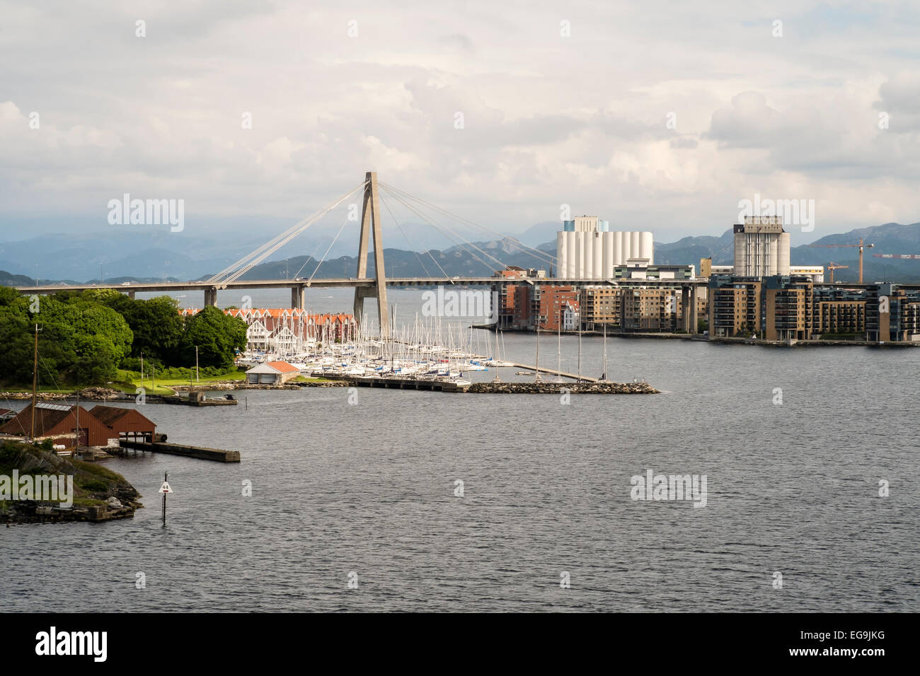 Vue d'une partie du fjord de Stavanger montrant un pont et petit port de plaisance. Banque D'Images