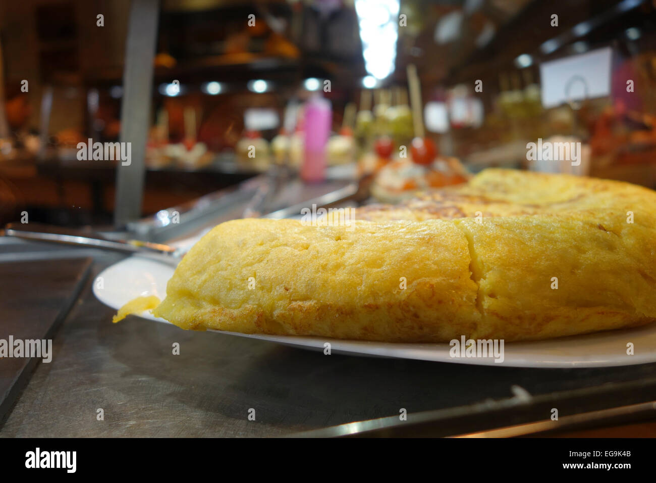 Tortilla espagnole, tapas, tapa sur l'affichage en bar espagnol, Madrid, Espagne. Banque D'Images