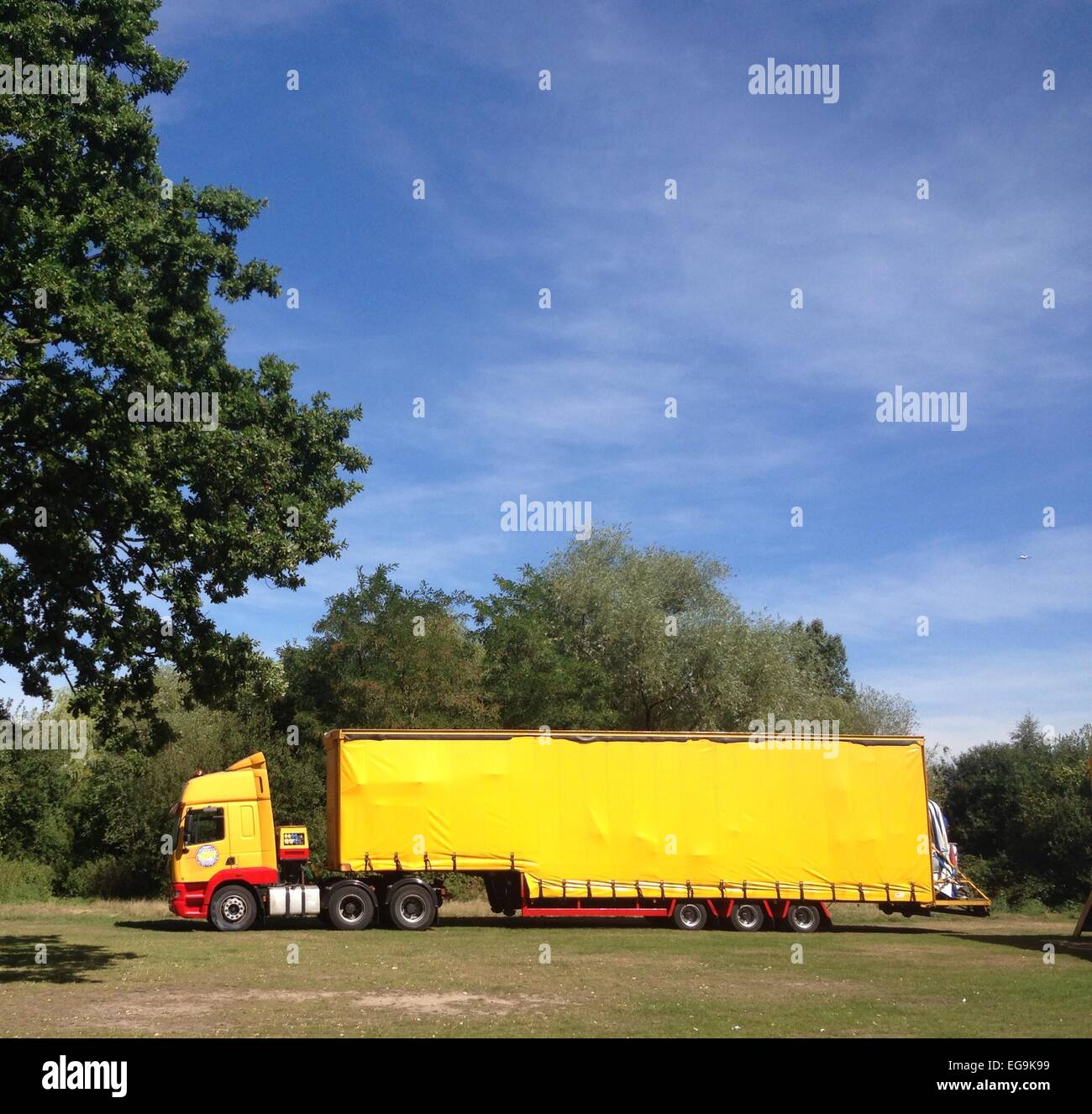 Royaume-uni, Angleterre, Londres, camion jaune camion en zone rurale Banque D'Images