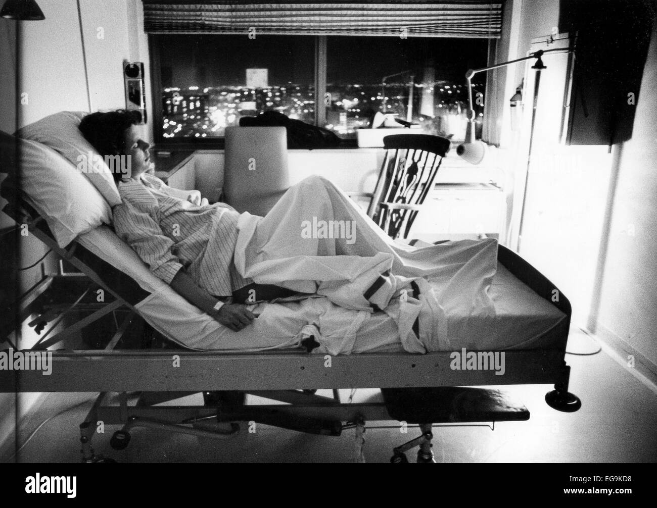 Jeune mère dans l'unité de maternité de l'Hôpital du comté Royal Sussex à Brighton photographie prise par Simon Dack 8 Décembre 1988 Banque D'Images