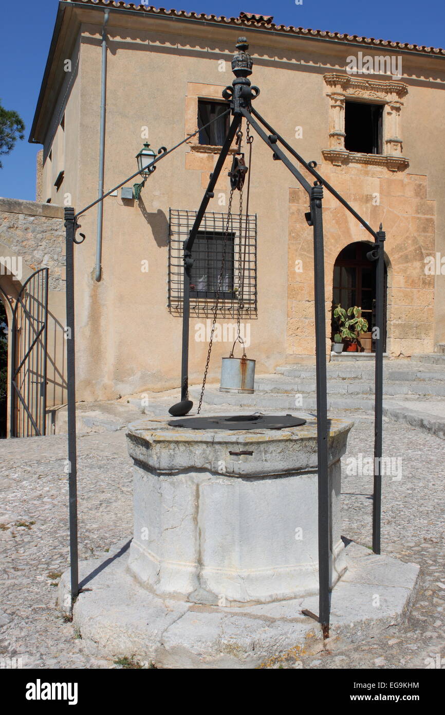 De l'eau médiéval bien dans l'église de Saint Salvador à Arta, Espagne Banque D'Images