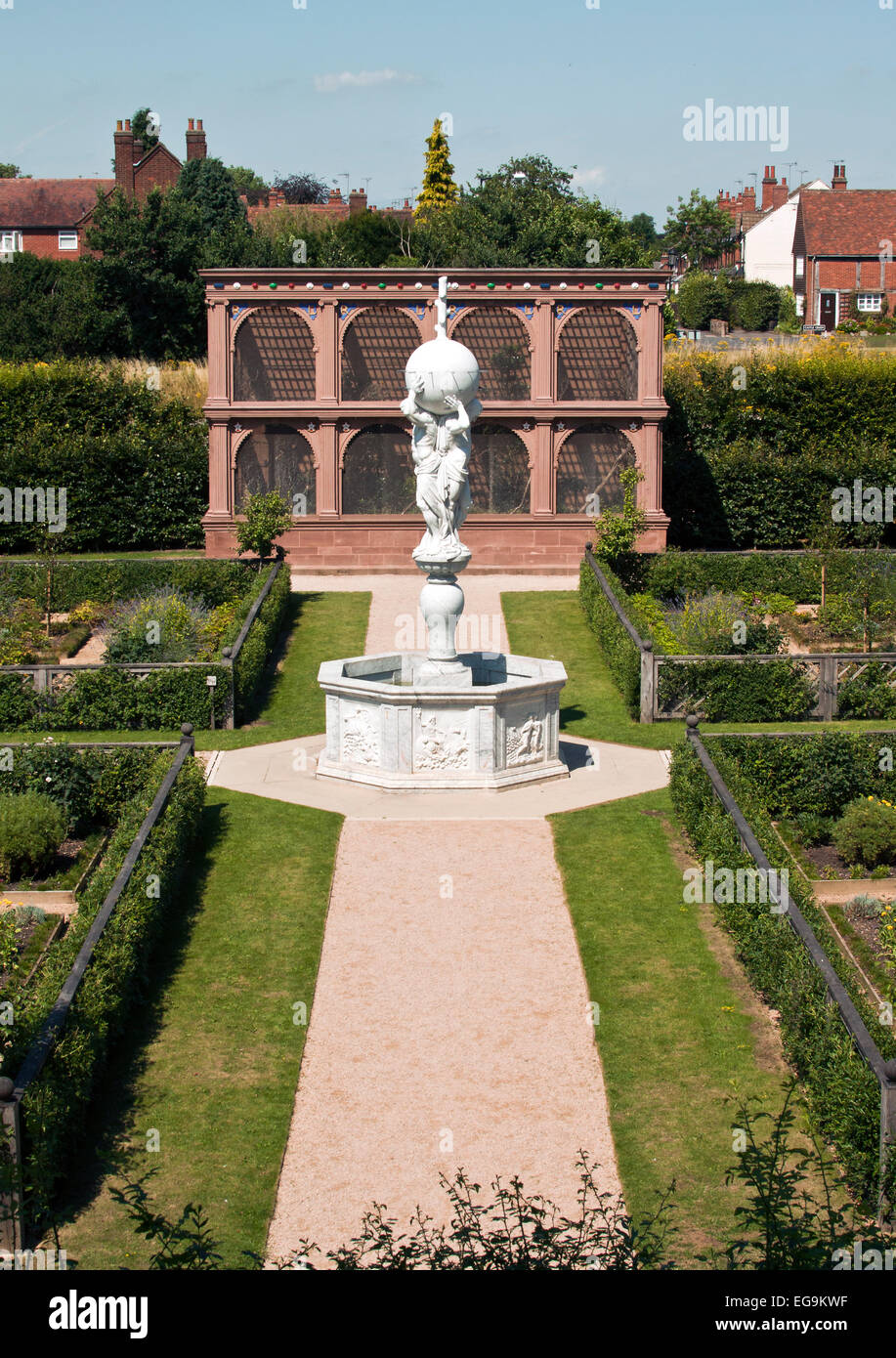Le Warwickshire, England-August 1, 2013:Le château de Kenilworth et Elizabethan Garden.Les ruines sont mieux connu comme l'accueil de Robert Dud Banque D'Images