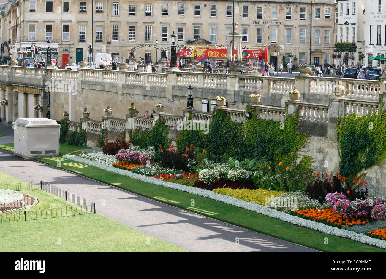 Le centre-ville de Bath, à l'ensemble de l'épave et jardins montrant l'architecture classique bathstone par un beau jour d'été. Banque D'Images