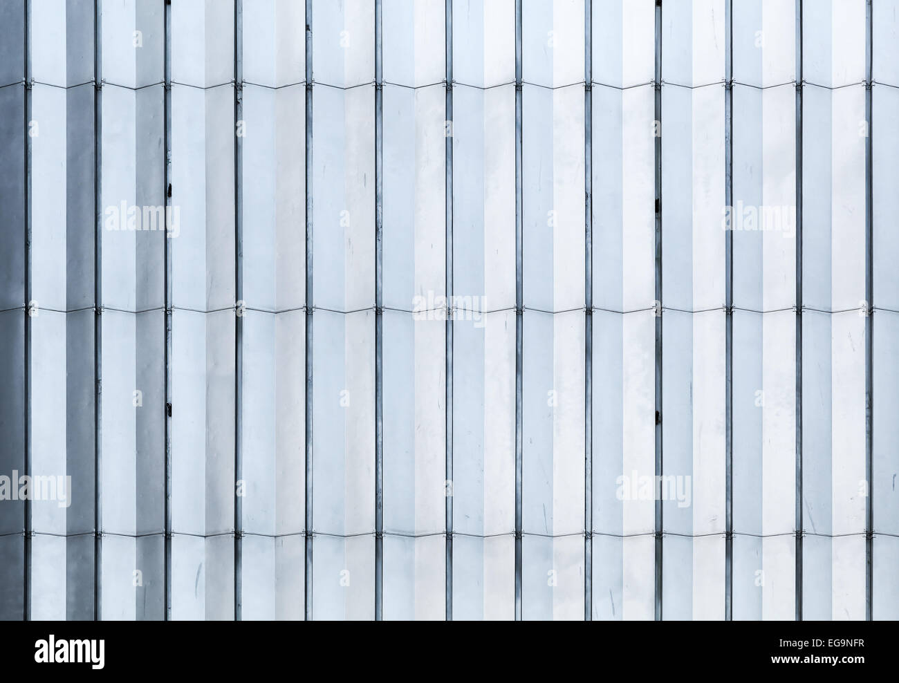 Métal blanc et bleu brillant à la surface du mur, texture de fond résumé photo Banque D'Images