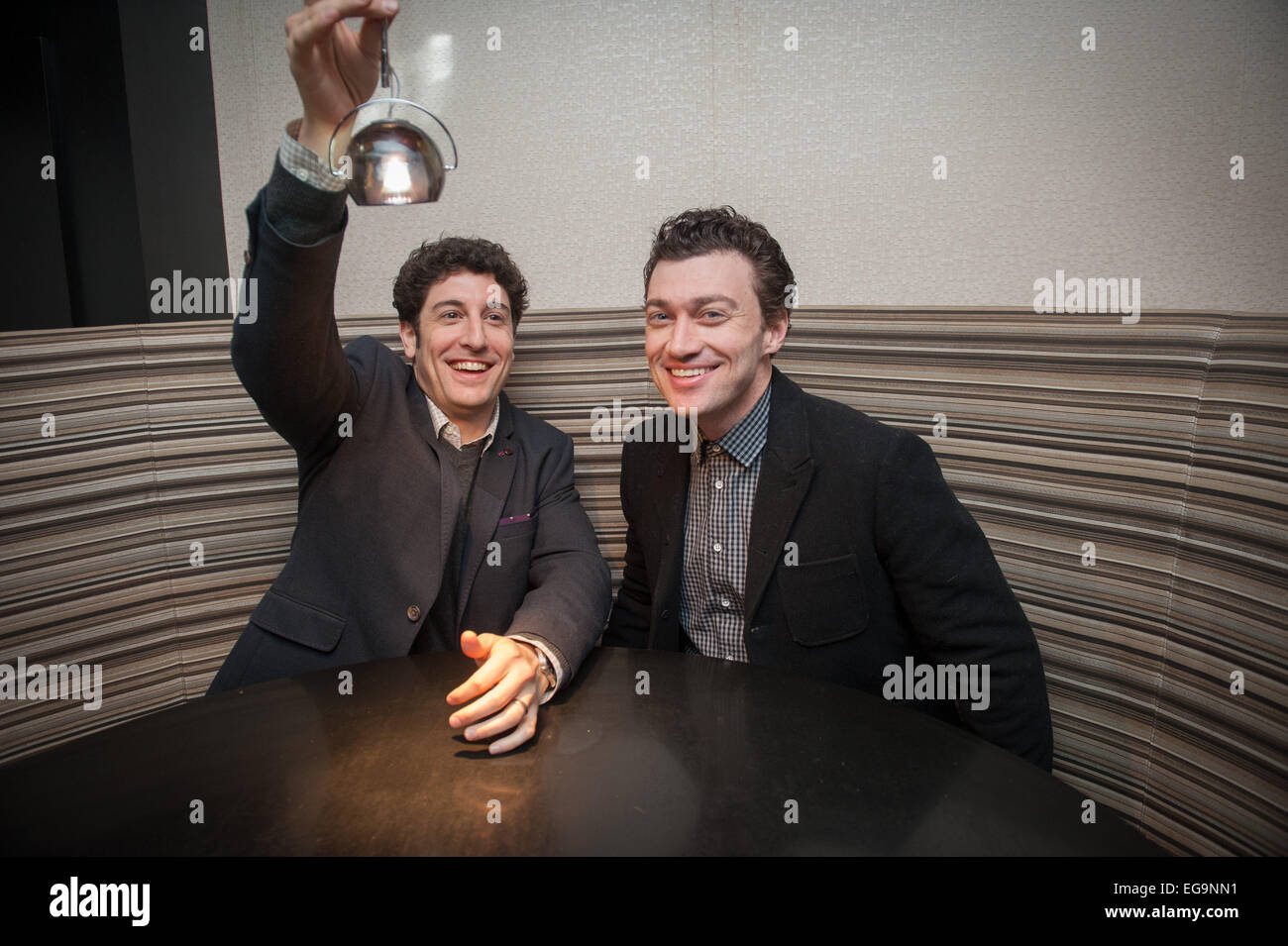 Manhattan, New York, USA. Feb 19, 2015. JASON BIGGS et BRYCE PINKHAM, costars du Broadway renouveau de ''Heidi Chronicles'', photographié à la Glass House Tavern, Jeudi 19 Février, 2015. © Bryan Smith/ZUMA/Alamy Fil Live News Banque D'Images