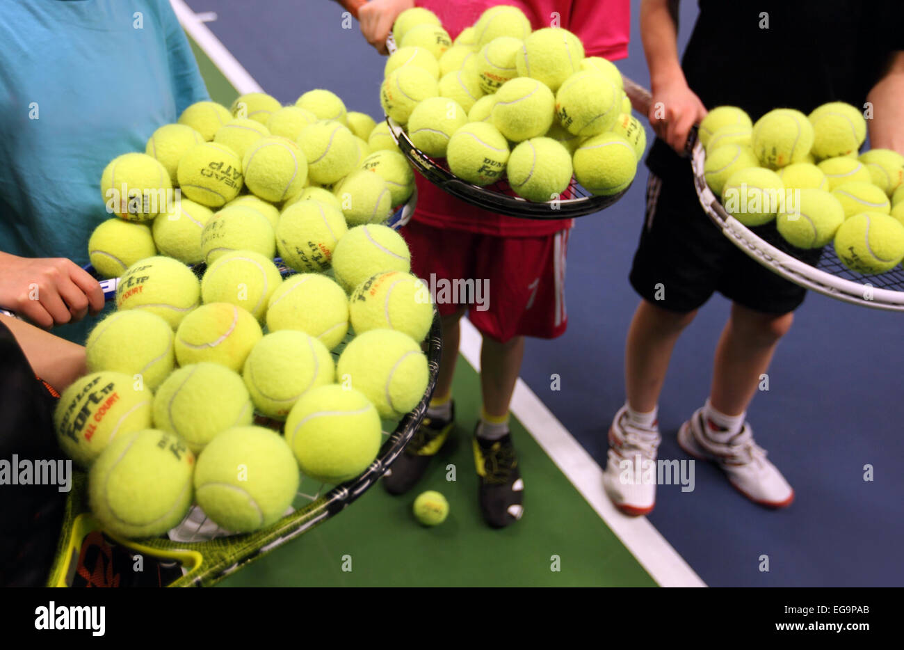 Les garçons avec des balles de tennis Banque D'Images