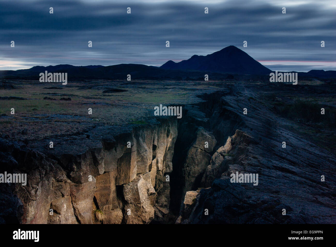 Les plaques divergentes dans une fissure volcanique zone, 73320, l'Islande les fissures étaient illuminées par une lumière stroboscopique , Islande Myvatn Banque D'Images