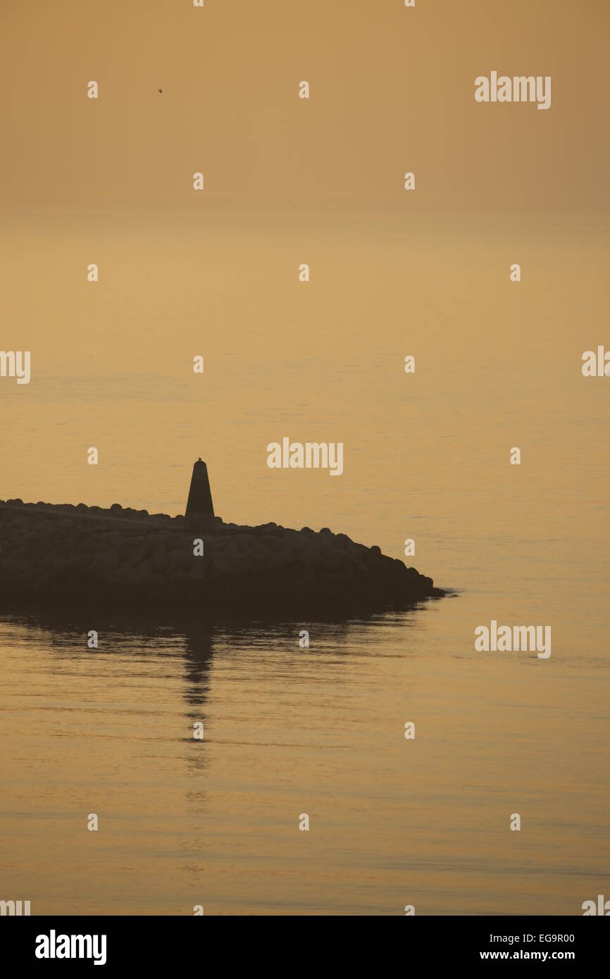 Le lever du soleil, phare de Benalmadena Banque D'Images