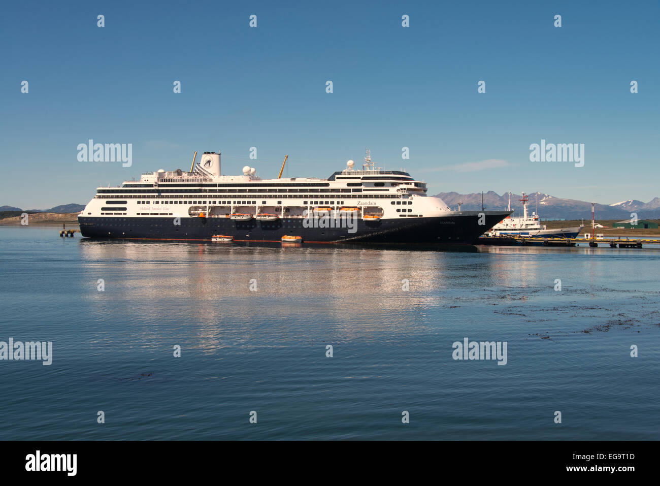 Ms Zaandam accosté à Ushuaia sur le canal de Beagle Banque D'Images