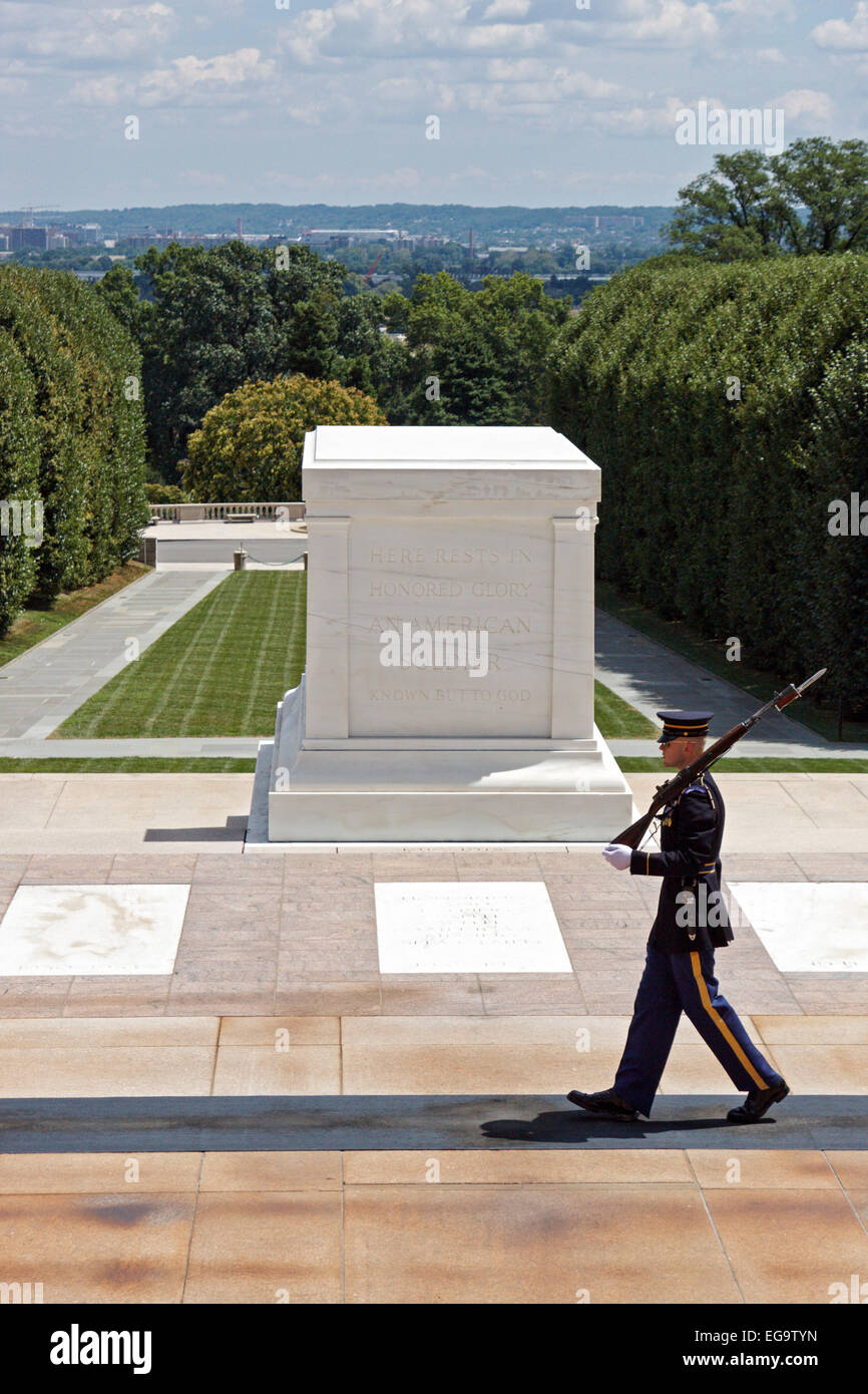 Garde d'honneur sur la Tombe du Soldat inconnu, le Cimetière National d'Arlington, Virginie, États-Unis Banque D'Images