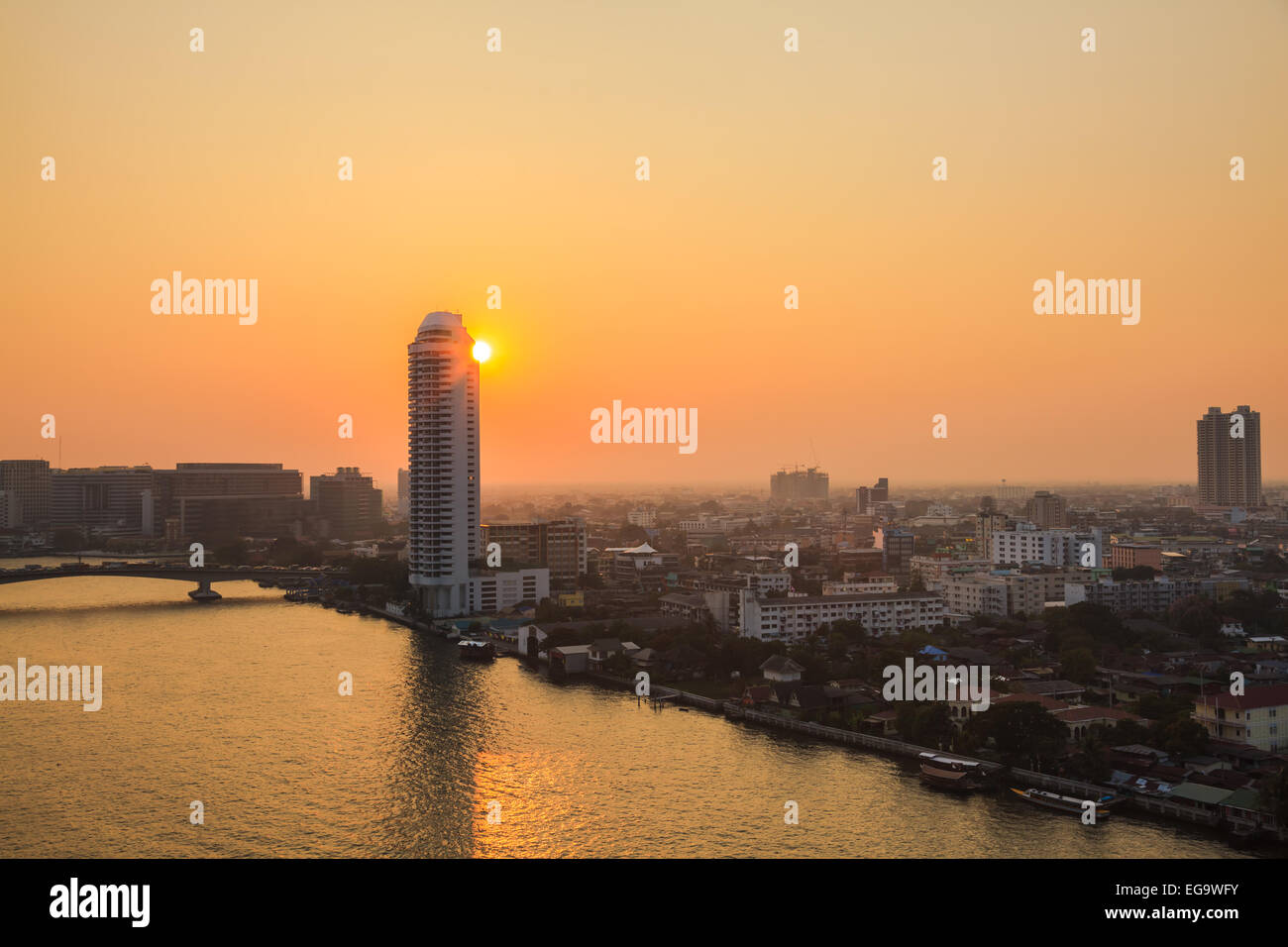 Coucher du soleil à la rivière Chao Phraya à Bangkok, Thaïlande Banque D'Images