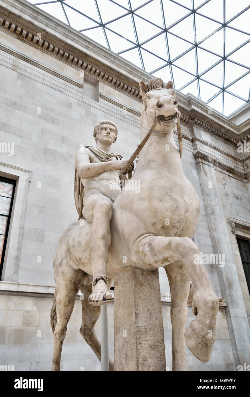 Au British Museum, Londres, Royaume-Uni. Statue romaine du 1er siècle d'un jeune homme à cheval, dans la Grande Cour de la Reine Elizabeth II Banque D'Images