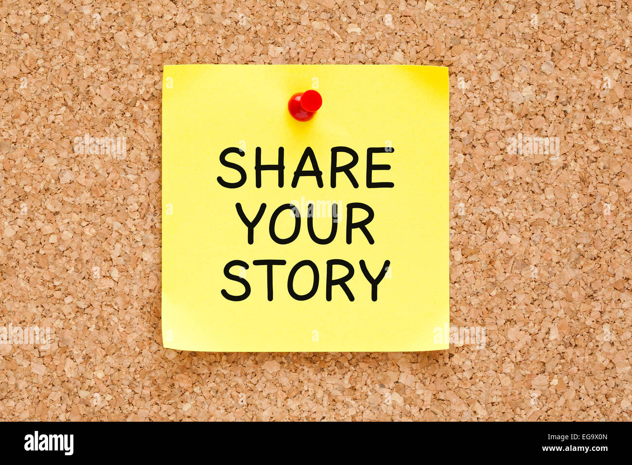 Partagez votre histoire, écrite sur un post-it jaune épinglée sur un tableau d'affichage en liège. Banque D'Images