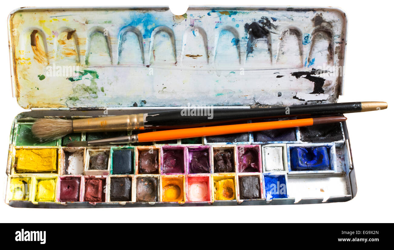 Boîte d'aquarelle. Outils de l'artiste - un bien utilisé et malpropre et  fine boîte aquarelle Kolinsky pinceaux isolé sur blanc Photo Stock - Alamy