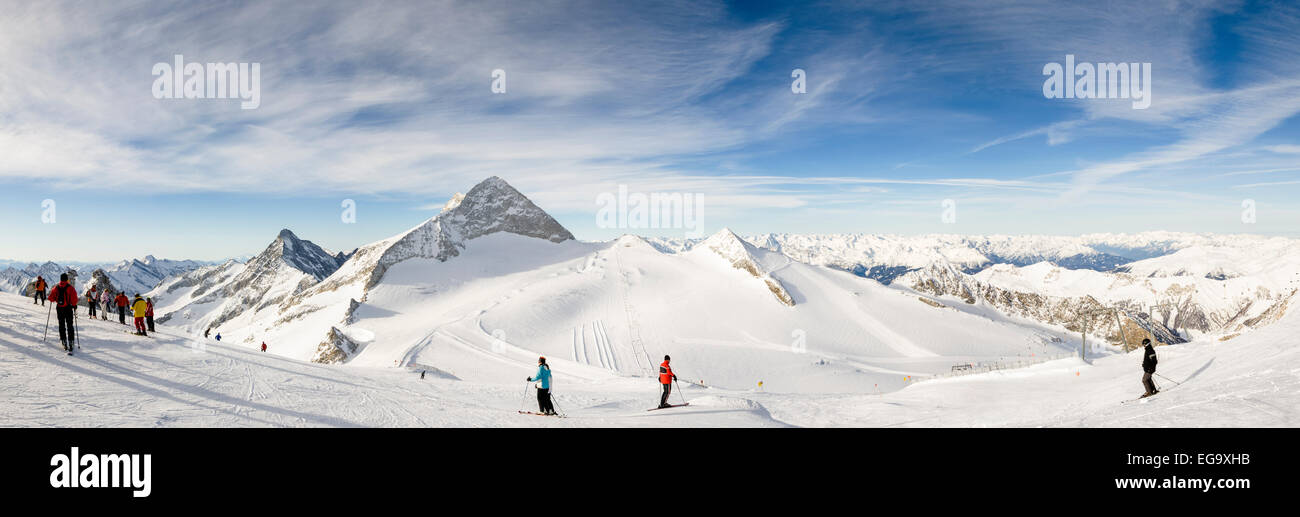 Vue panoramique sur les pistes autour du pic à Olperer dans le glacier de Hintertux Zillertal, Autriche. Banque D'Images