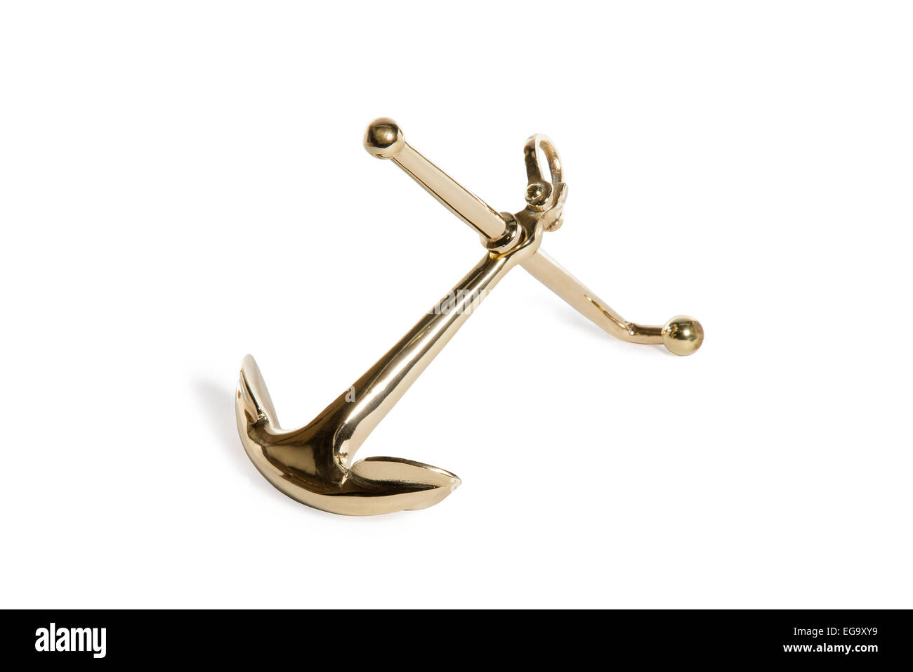 L'ancre du navire faite de laiton réfléchissant. Symbole de sécurité nautique. Isolé sur blanc. Banque D'Images
