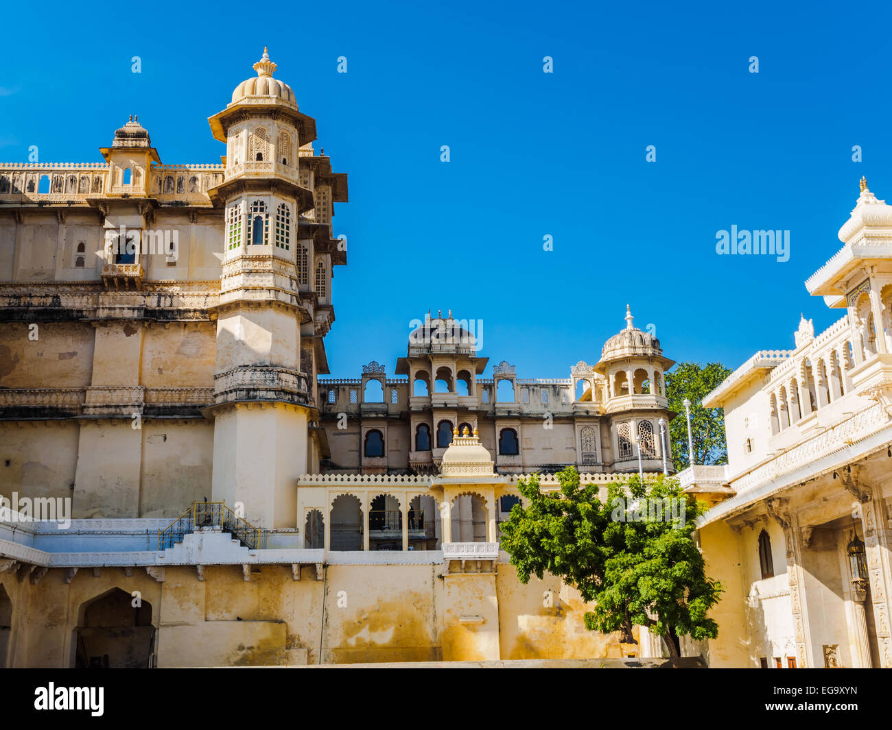 Udaipur City Palace sur les rives du lac Pichola au Rajasthan, Inde Banque D'Images