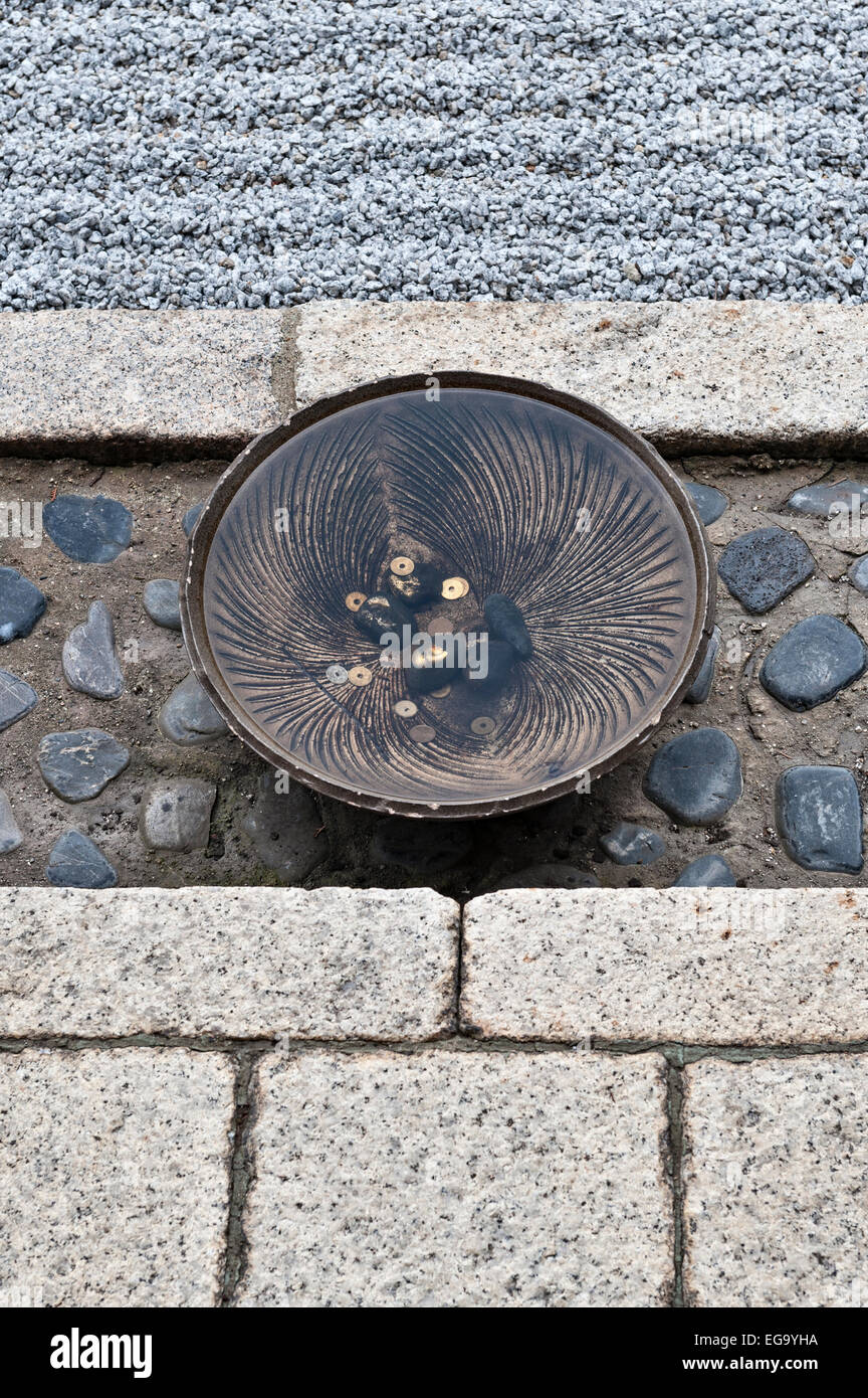 Un bol décoratif pour les offrandes du temple dans le jardin de Kare-sansui (gravier sec râpé) au temple bouddhiste zen Shoden-ji, Kyoto, Japon Banque D'Images