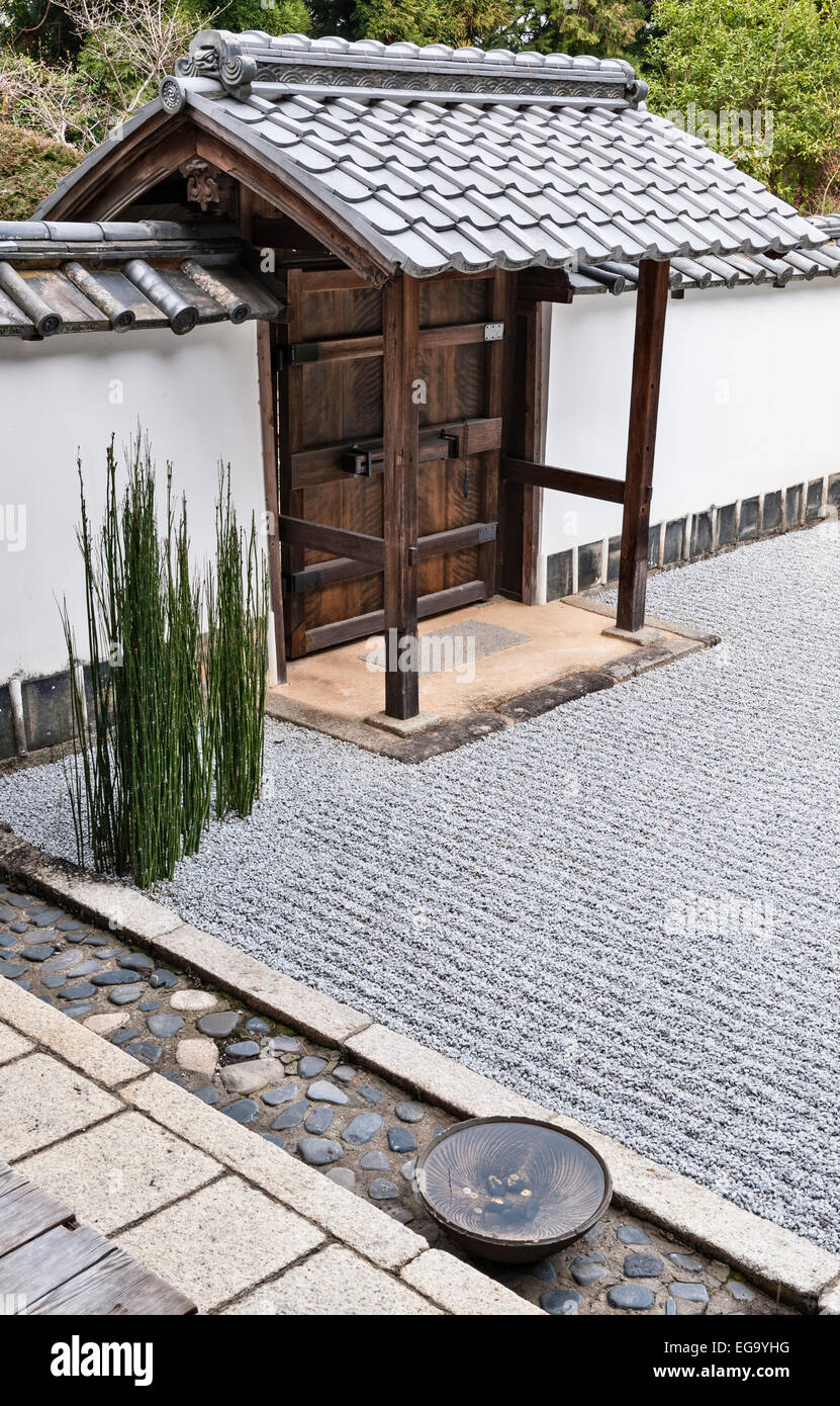 Un bol décoratif près de la porte d'entrée officielle dans le jardin de Kare-sansui (gravier sec) au temple bouddhiste zen Shoden-ji, Kyoto, Japon Banque D'Images