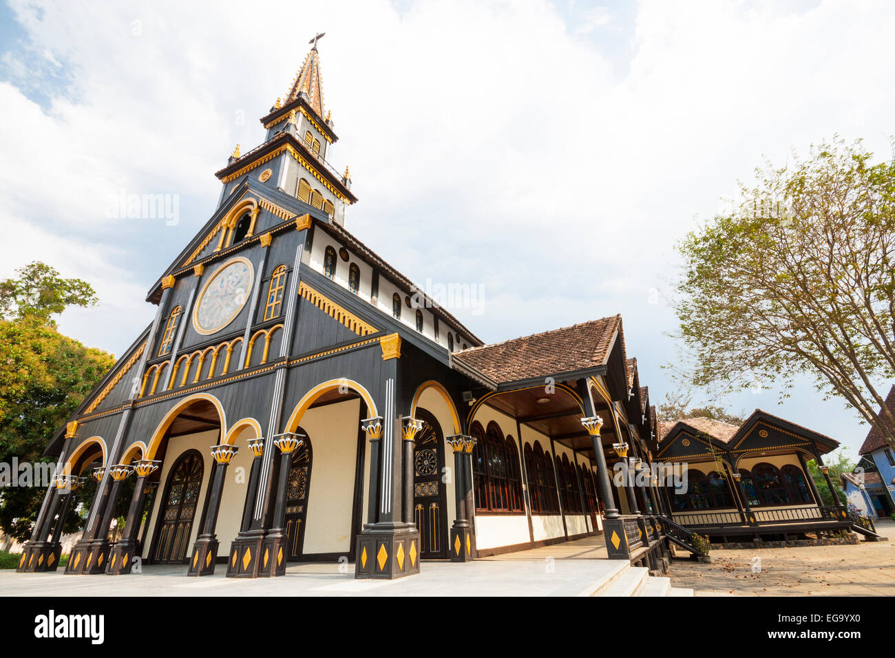 L'unique église en bois dans la région de Kon Tum, Vietnam, Asie. Banque D'Images