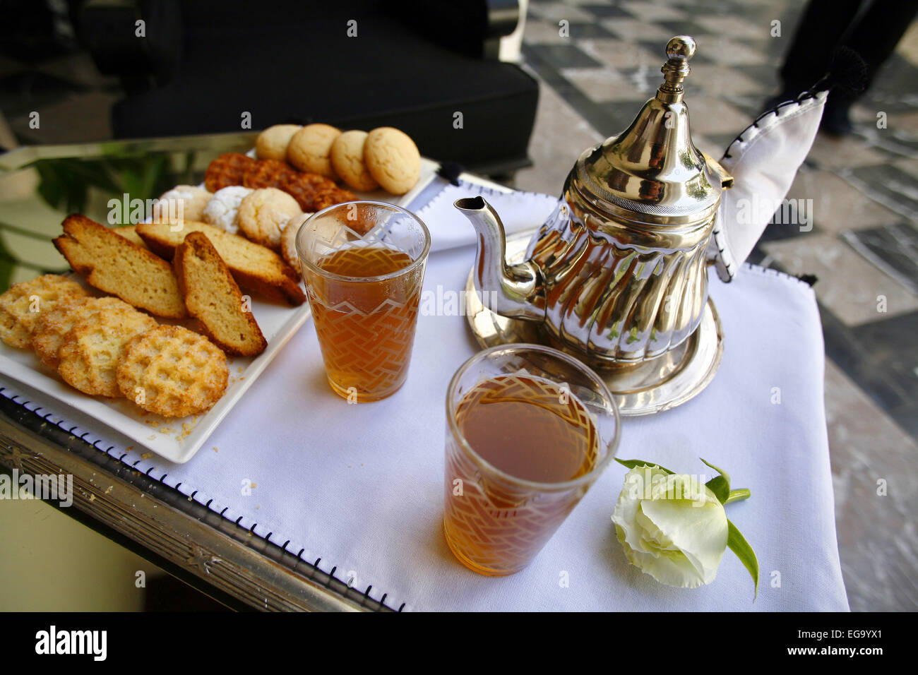 Marrakech (Maroc), Octobre 2012 : thé et pâtisseries marocaines Banque D'Images