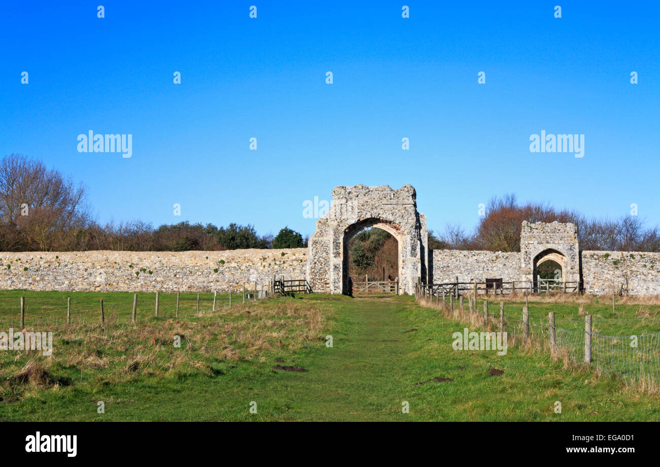Une vue sur le mur de la cité et deux passerelles en ruine médiévale Greyfriars au couvent de Dunwich, Suffolk, Angleterre, Royaume-Uni. Banque D'Images