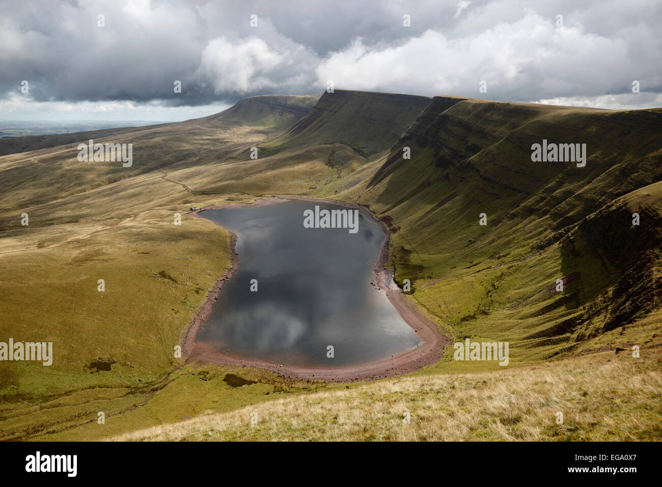 Voir plus de Llyn y Fan Fach et la Montagne Noire, près de Llanddeusant, Brecon Beacons, Carmarthenshire, Pays de Galles, Royaume-Uni Banque D'Images