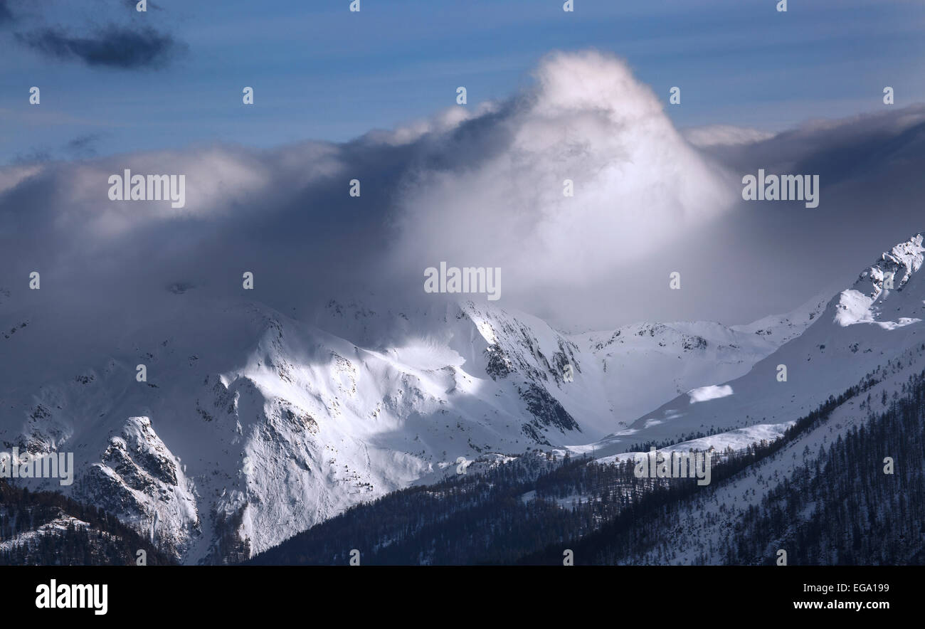 Tempête de neige s'abattant sur les montagnes couvertes de neige en hiver dans les Alpes suisses à Wallis / Valais, Suisse Banque D'Images