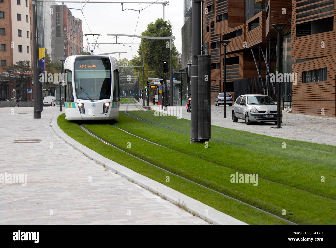 Le tramway rue de banlieue de Paris Banque D'Images