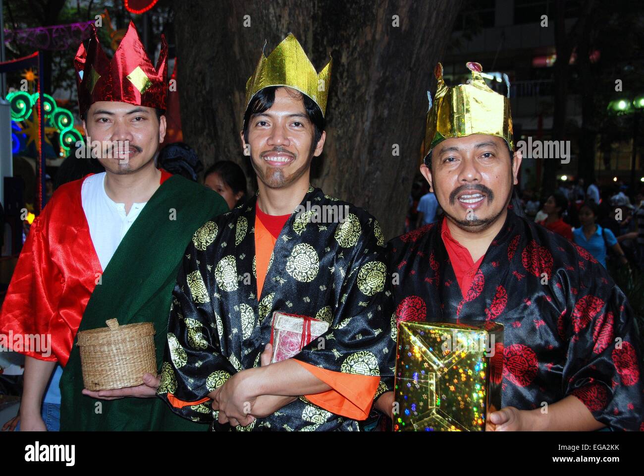 Singapour : un trio d'hommes asiatiques en les Trois Sages portant des cadeaux pour l'Enfant Jésus sur Orchard Road Banque D'Images