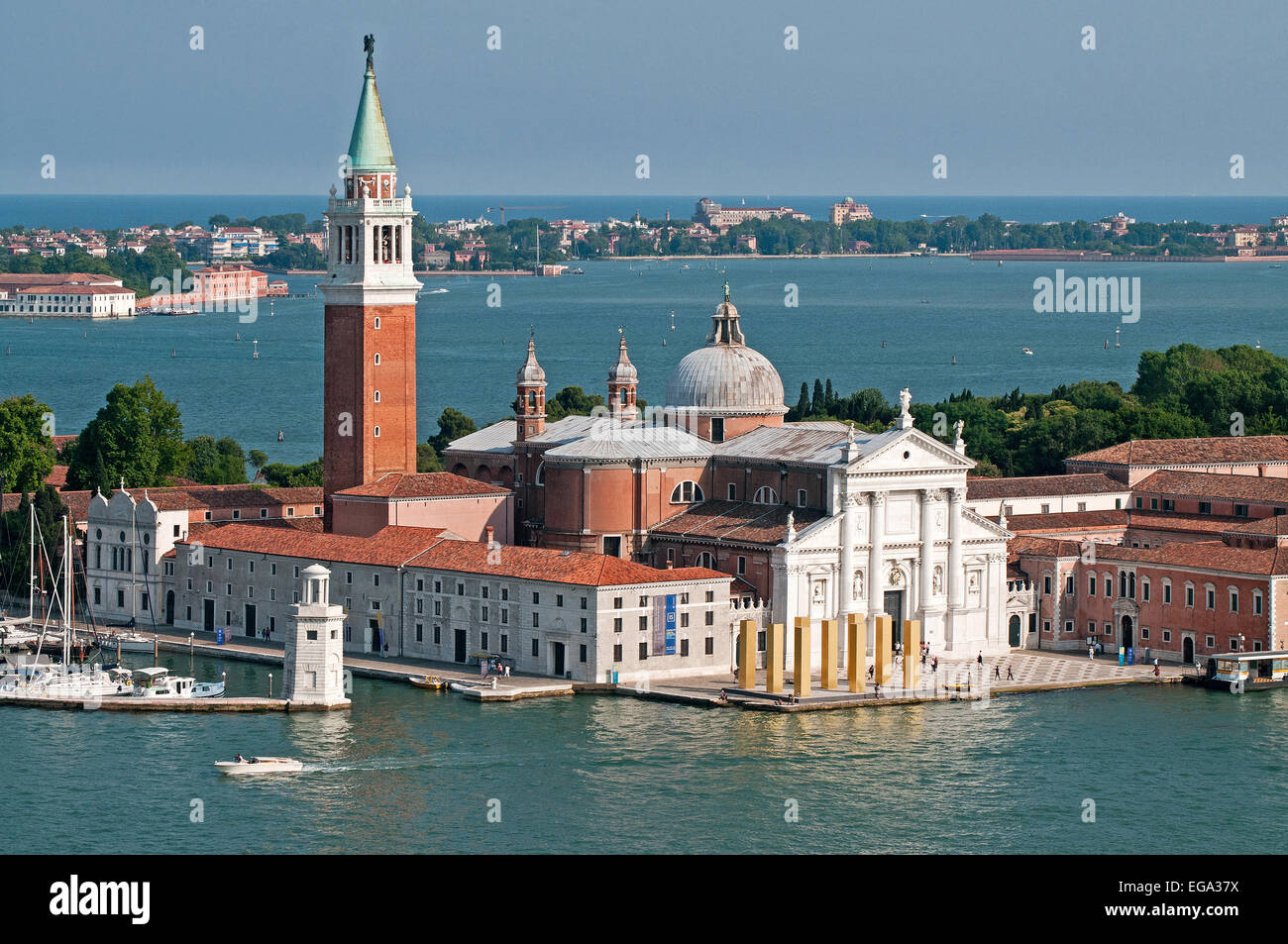 Île de San Giorgio Maggiore avec Lido et au-delà de la mer vu du clocher St Marc Venise Italie Banque D'Images