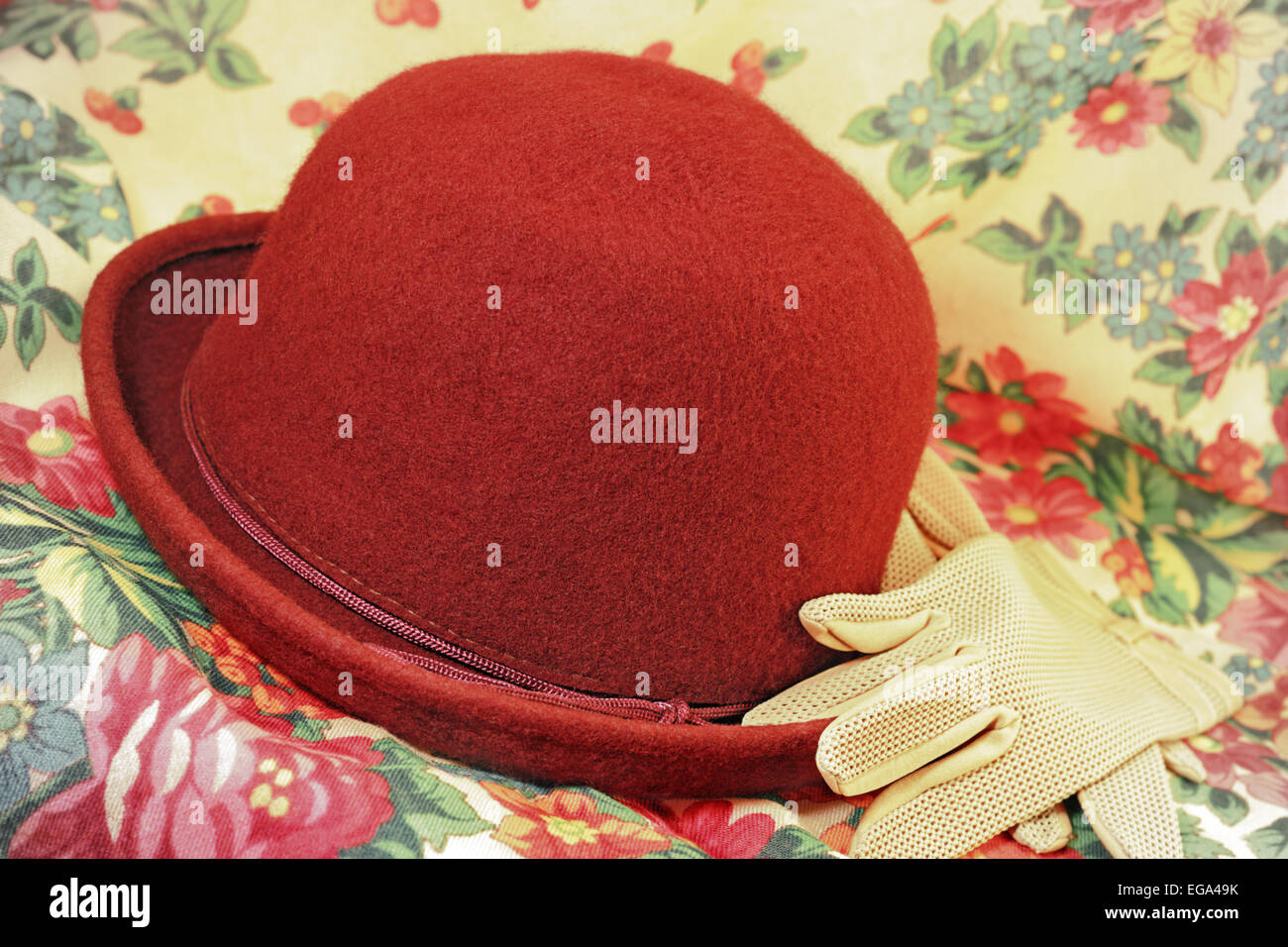 Brique rouge hat chapeau melon et des gants de laine sur un foulard avec des motifs, des années 1990 Banque D'Images