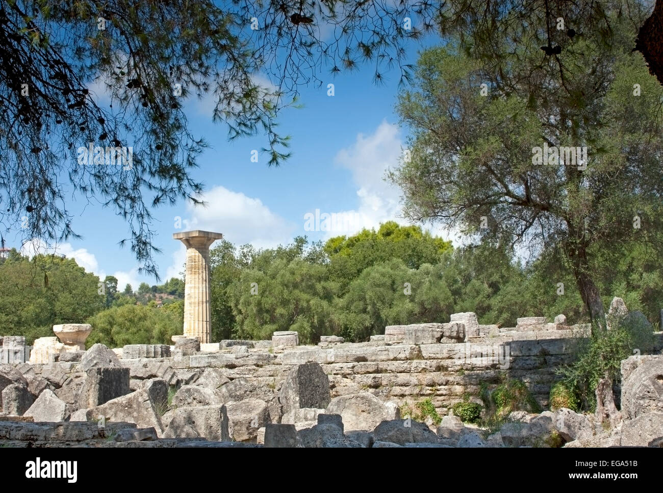Ruines du temple de Zeus, avec son unique colonne dorique reconstruit à l'ancienne Olympie, Péloponnèse, Grèce Banque D'Images