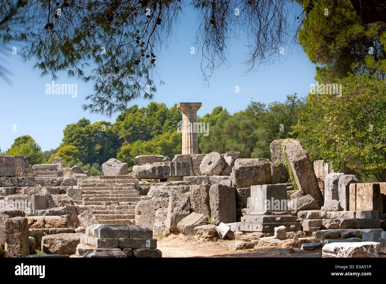 Ruines du temple de Zeus, avec son unique colonne dorique reconstruit à l'ancienne Olympie, Péloponnèse, Grèce Banque D'Images