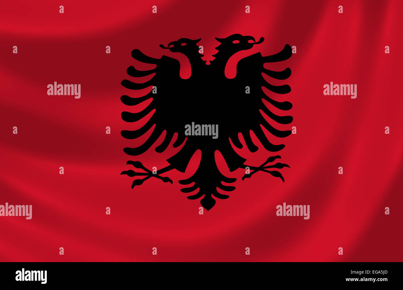 Brandissant le drapeau de l'Albanie dans le vent Banque D'Images