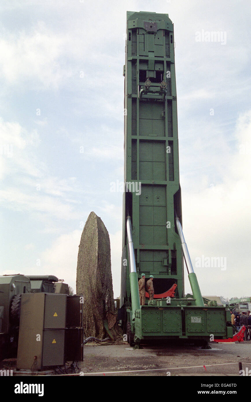 Extraction d'un missile balistique intercontinental RT-23HUTT Molodets silos de la Banque D'Images
