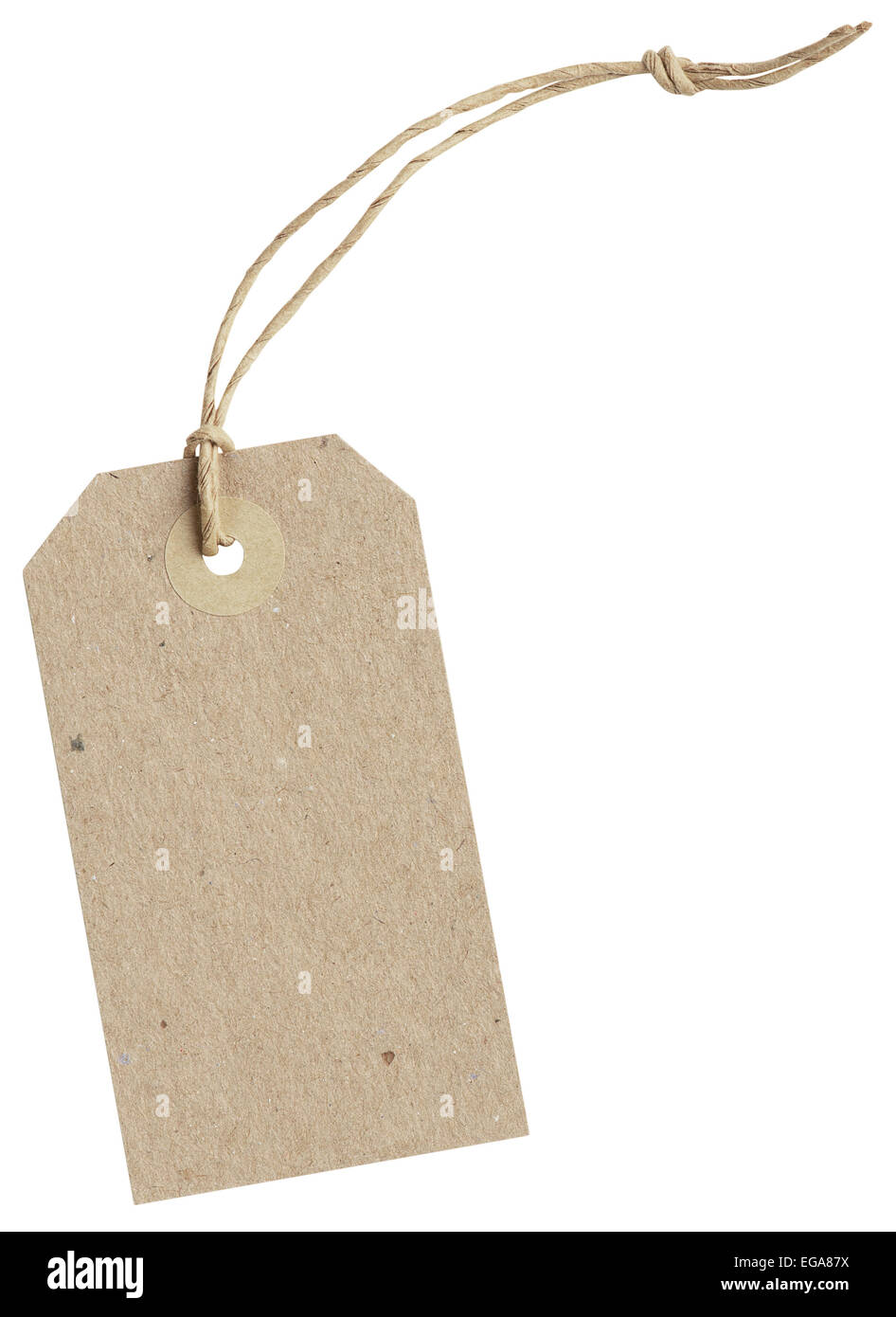 Tag papier marron avec string isolé sur fond blanc avec des chemins de détourage Banque D'Images