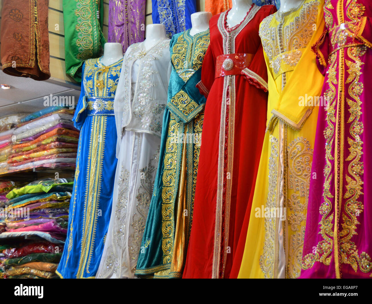 De longues robes colorées à vendre, Marrakech, Maroc Banque D'Images