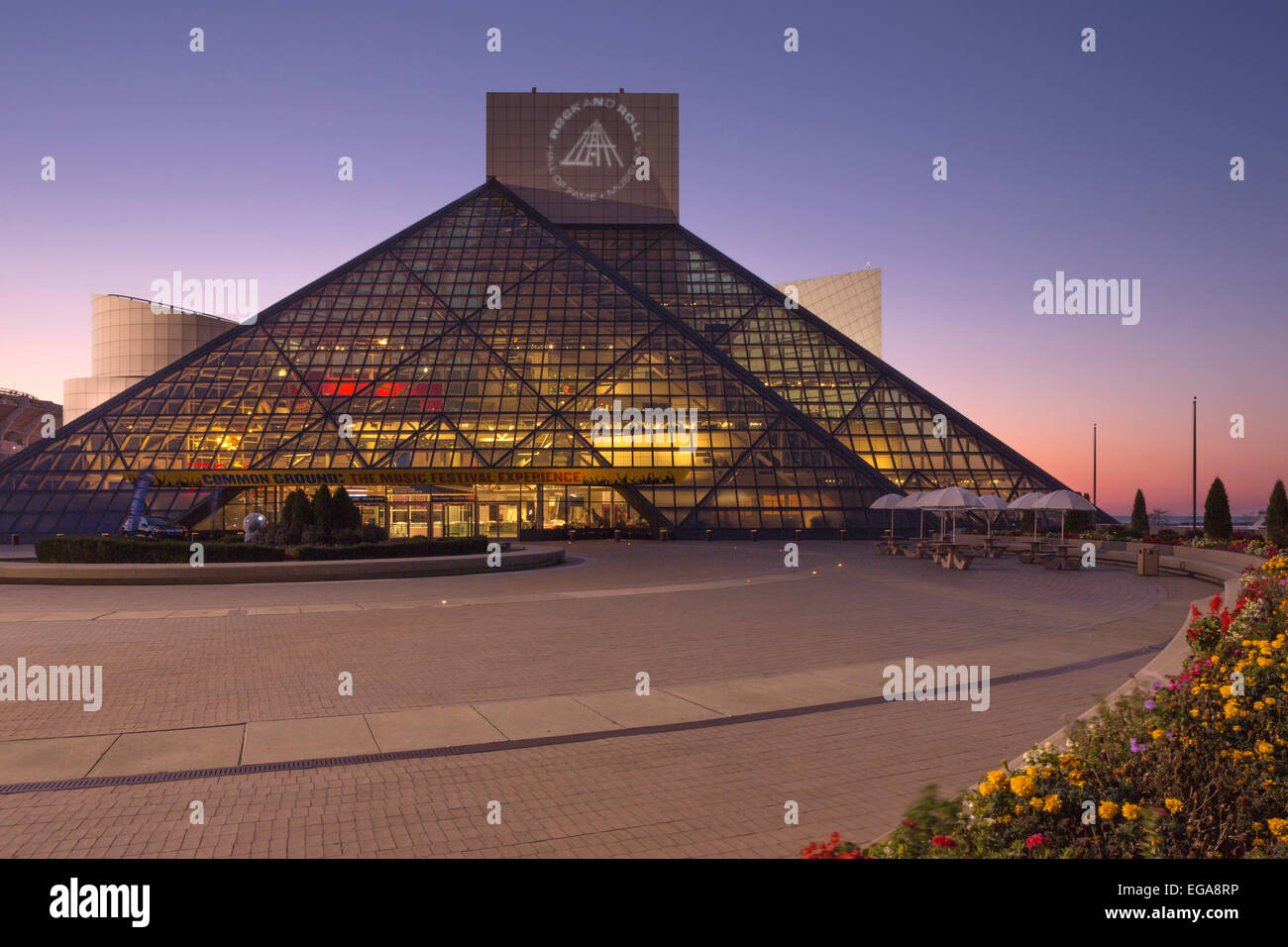 ROCK AND ROLL HALL OF FAME (©I M PEI 1995) LE CENTRE-VILLE DE CLEVELAND OHIO USA Banque D'Images