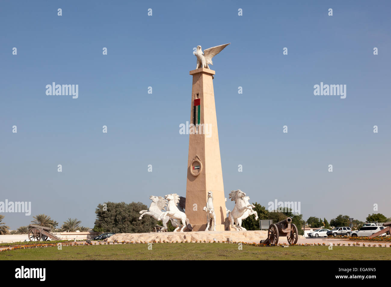 Statue avec falcon et les chevaux dans le rond-point Al Salama à Umm Al Quwain. 17 décembre 2014 à Al Ain, ÉMIRATS ARABES UNIS Banque D'Images