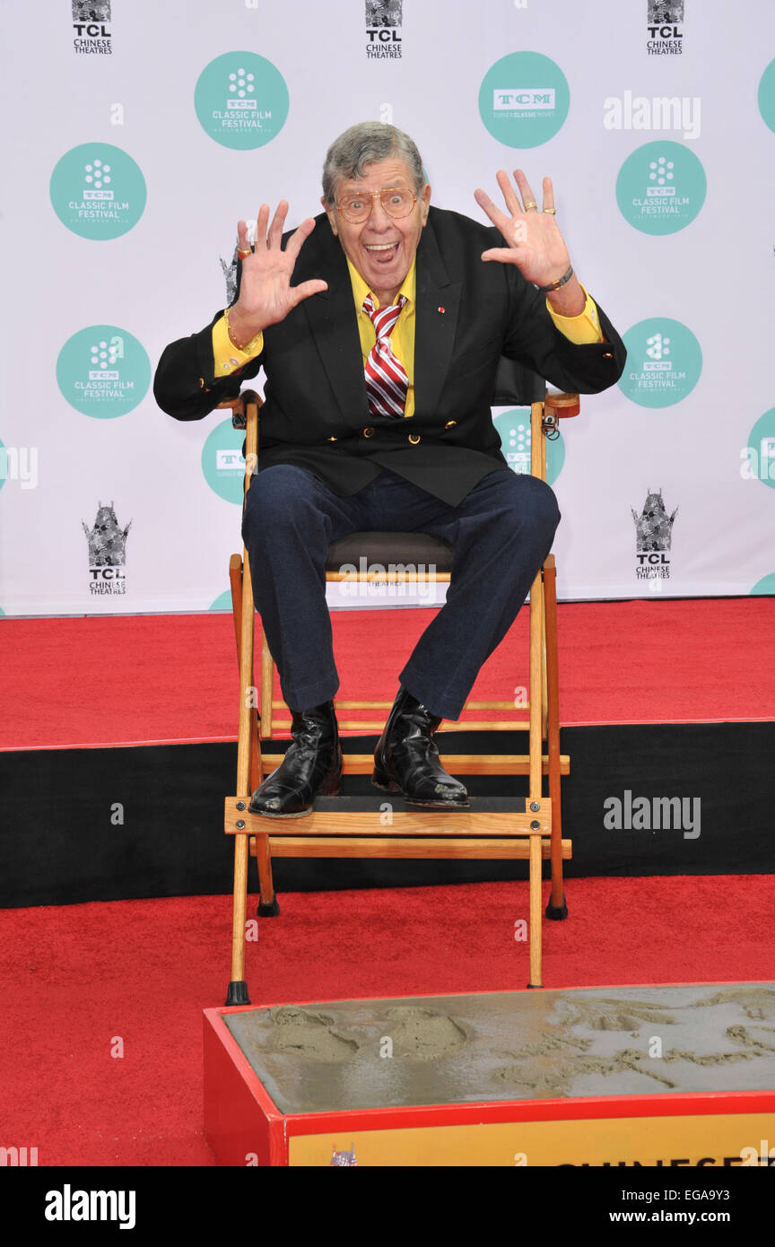 LOS ANGELES, CA - 12 avril 2014 : l'Acteur Jerry Lewis a sa main et empreintes de définir dans le ciment sur le parvis du théâtre chinois de Grauman, Hollywood. Il est honoré dans le cadre du Festival du Film 2014 Classic TCM. Banque D'Images