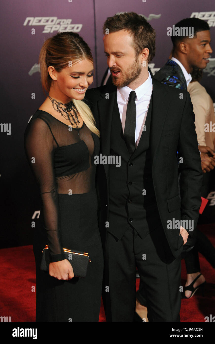 LOS ANGELES, CA - 6 mars 2014 : Aaron Paul & femme Lauren Parsekian à la première de son film 'Need for Speed' au théâtre chinois de Grauman, Hollywood. Banque D'Images