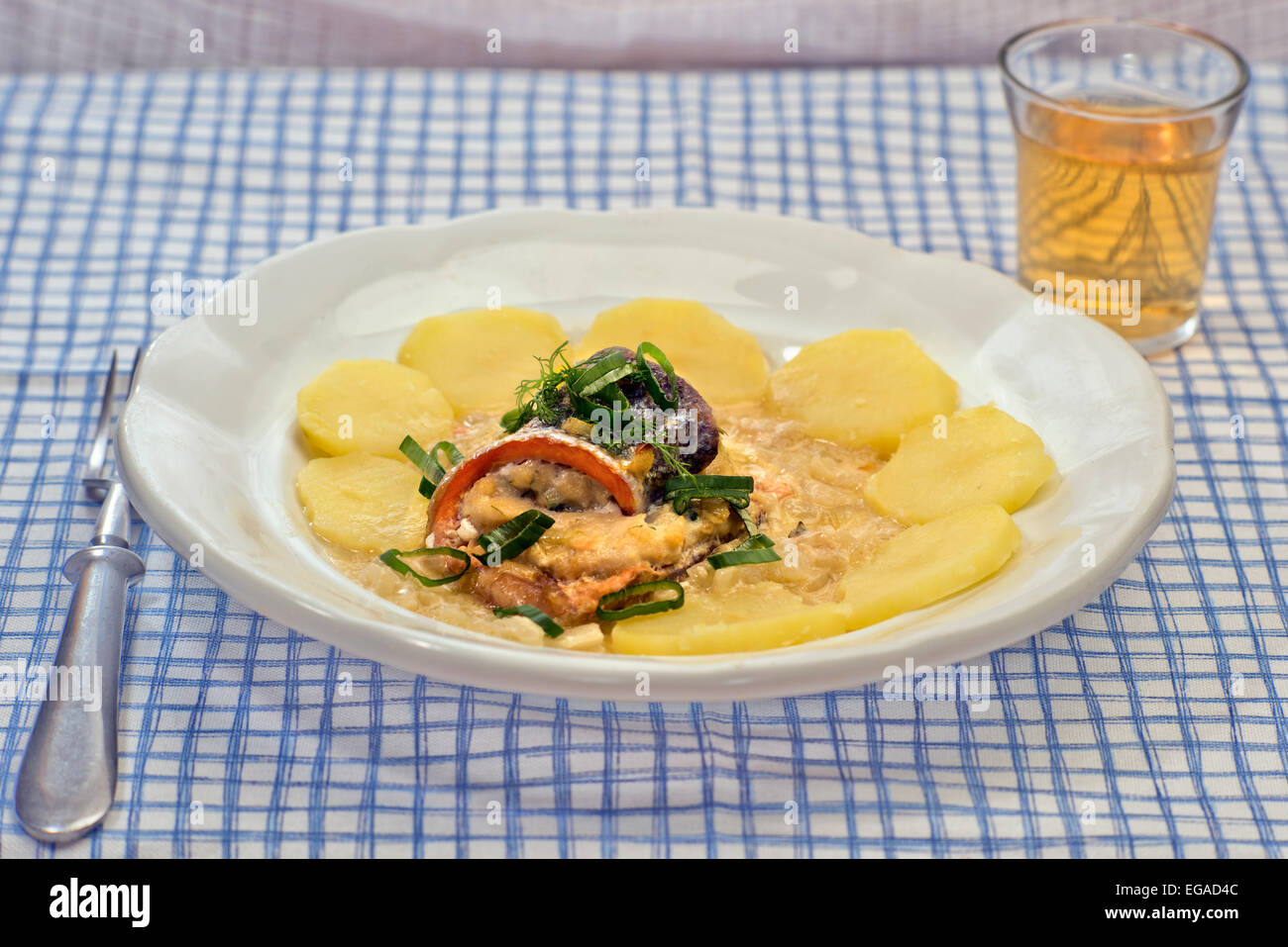 Plat de poisson traditionnel suisse - Filet de poisson à l'émincé de poisson, pain , œuf et herbes Farce et sauce à la crème au vin blanc Banque D'Images