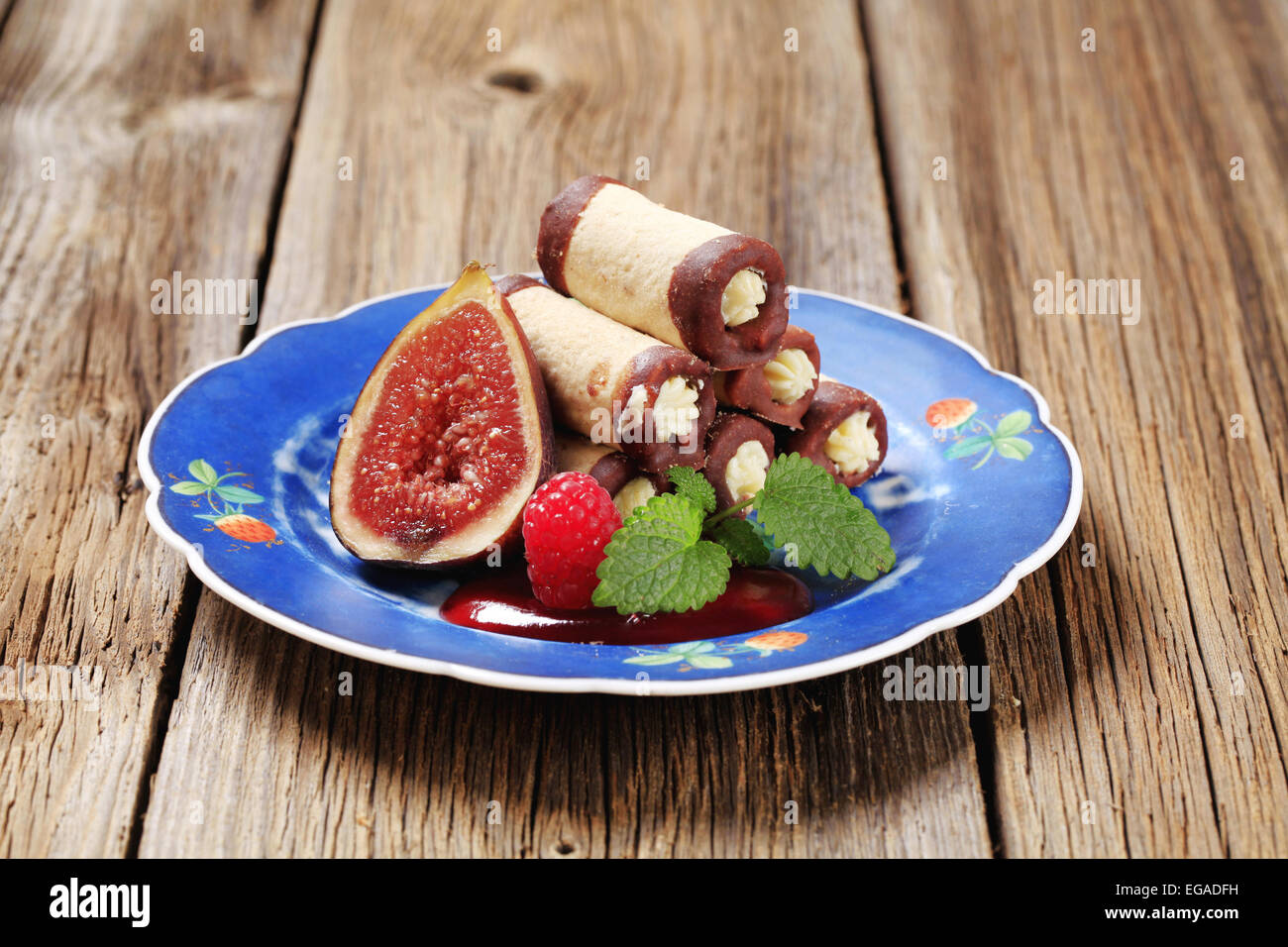 Rouleaux remplis de crème et coulis de fruits garnie avec Banque D'Images