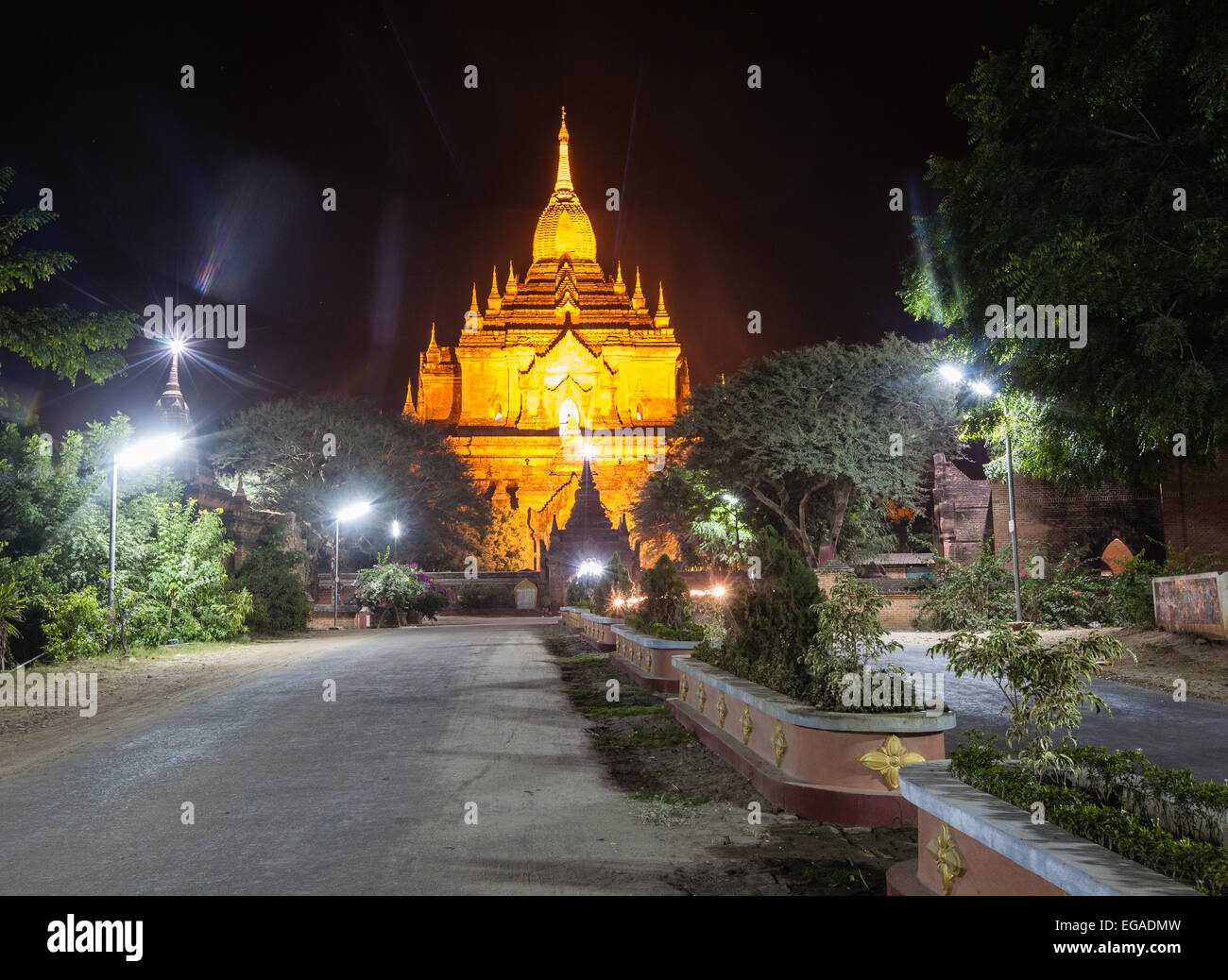 Htilo Minlo Htilominlo, temple bouddhiste éclairé la nuit,Pagan Bagan Myanmar, Birmanie, Banque D'Images