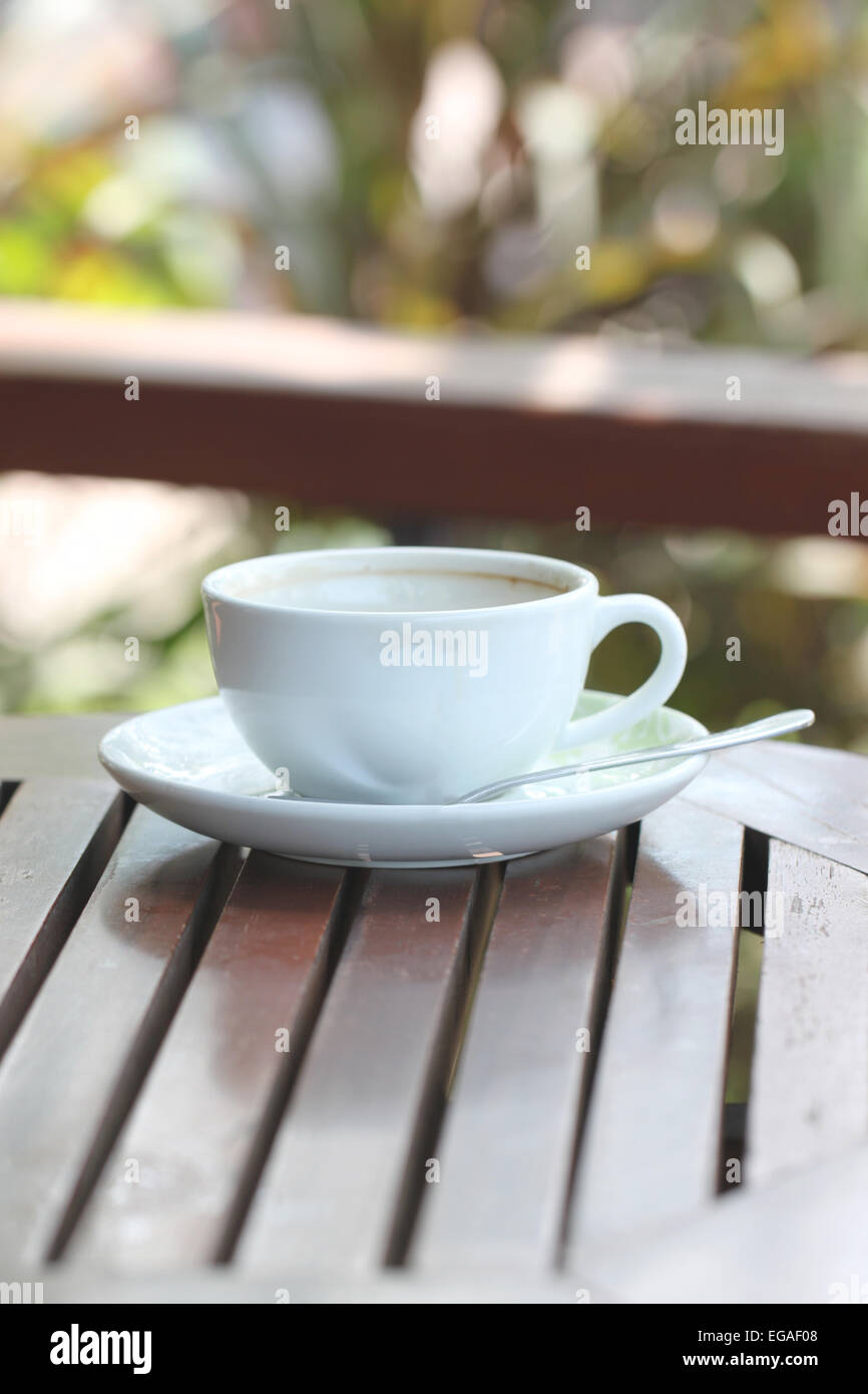 Tasse de café blanc sur la table en bois brun. Banque D'Images