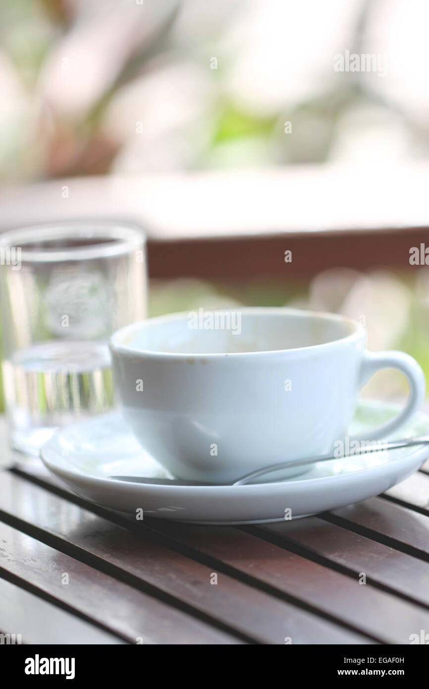 Tasse de café blanc sur la table en bois brun. Banque D'Images