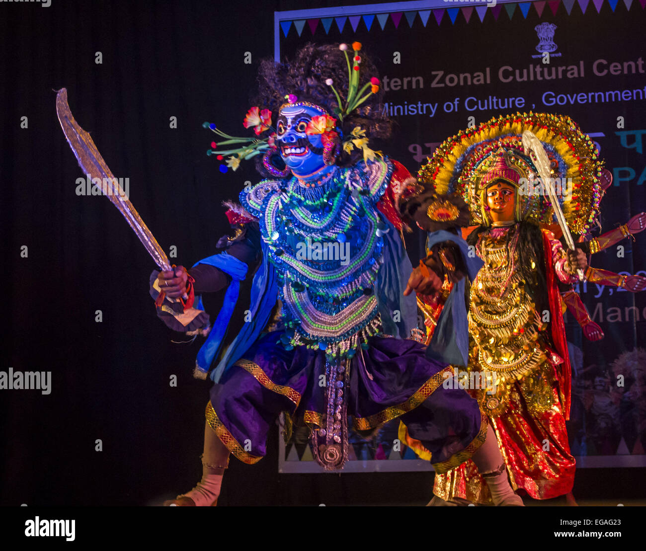 Sivasagar, Assam, Inde. Feb 20, 2015. Les artistes de la danse folklorique indienne le l'état du Bengale-occidental effectuez un 'Purulia Chhau" lors d'un spectacle de danse "Bharat Lok Parv' organisée par le Centre Culturel de zone orientale, Ministère de la Culture à Sivasagar dans le nord-est de l'Assam state le 20 février 2015 Nuit. La danse Chhau est un genre d'Indian tribal danse martiale qui est populaire dans les états indiens d'Odisha, Jharkhand et Bengale occidental. © Luit Chaliha/ZUMA/ZUMAPRESS.com/Alamy fil Live News Banque D'Images