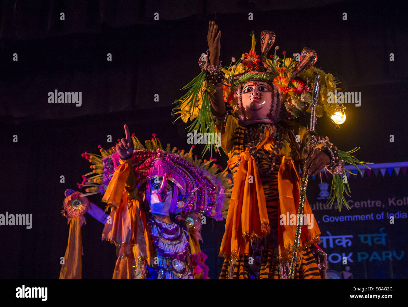 Sivasagar, Assam, Inde. Feb 20, 2015. Les artistes de la danse folklorique indienne le l'état du Bengale-occidental effectuez un 'Purulia Chhau" lors d'un spectacle de danse "Bharat Lok Parv' organisée par le Centre Culturel de zone orientale, Ministère de la Culture à Sivasagar dans le nord-est de l'Assam state le 20 février 2015 Nuit. La danse Chhau est un genre d'Indian tribal danse martiale qui est populaire dans les états indiens d'Odisha, Jharkhand et Bengale occidental. © Luit Chaliha/ZUMA/ZUMAPRESS.com/Alamy fil Live News Banque D'Images